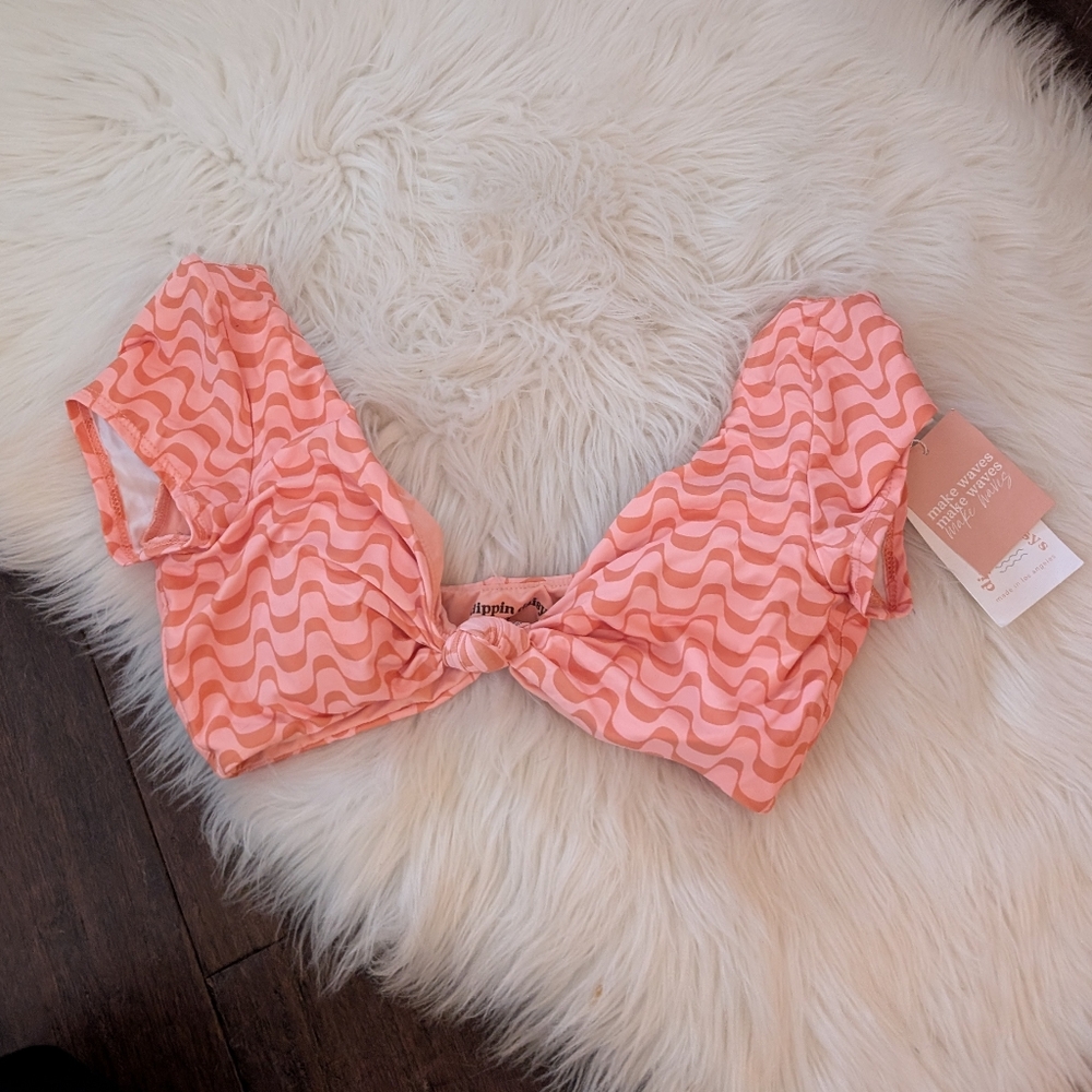 NWT Dippin Daisy's Vision Pink White Wave Pattern Short Sleeve Bikini Top Small